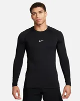 Remera de manga larga ajustada, diseñada para deportes de alta intensidad, con tecnología Dri-FIT que absorbe el sudor.