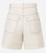Short regular de sarga color beige, con cintura alta, trabillas, cierre con botón y cremallera, bolsillos delanteros y traseros, pespuntes contrastantes y bajo largo.