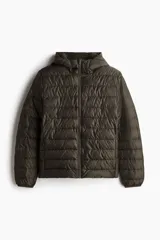 Campera puffer liviana color verde oliva, con capucha, cierre frontal y bolsillos laterales con cierre oculto. Corte ajustado y sin forro.
