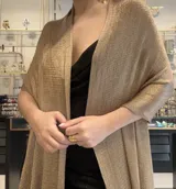 Chal color dorado de lurex, tejido con hilo brillante y caída suave.