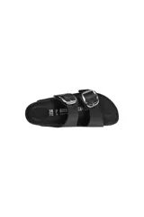 Sandalias Birkenstock Arizona con hebillas grandes, confeccionadas en cuero engrasado color negro.