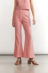 Pantalón de lino de corte flare color pomelo, con tiro alto y calce cómodo.