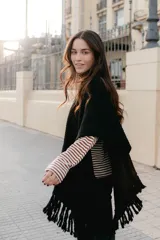 Ruana tejida en lana merino color amarillo pastel, con terminación de flecos.