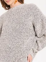 Sweater holgado color gris jaspeado, tejido en mezcla de algodón y lurex, con largo hasta la cadera.