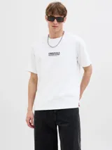 Camiseta blanca de algodón orgánico y poliéster reciclado, con cuello redondo y estampado en la espalda con palmeras y texto 'Originals Summer Edition'.