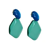 Aros colgantes con clip, con forma de romboide translucido color verde agua y pieza superior ovalada color azul.