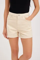 Short de jean color beige, de tiro alto y corte recto.