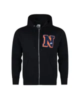 Campera negra con capucha y cierre frontal, con logo de Nike bordado en blanco en el puño izquierdo y una letra N grande en el pecho con borde naranja y relleno azul.