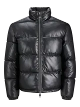 Campera puffer negra de cuero sintético con cuello alto, cierre frontal con cremallera, mangas largas con puños elásticos y acolchado de fibra sintética.