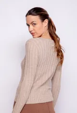 Sweater de morley ajustado de cuello redondo, en color beige y manga larga.