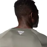 Remera de manga larga gris con logo de Columbia en el pecho y estampado en la manga.