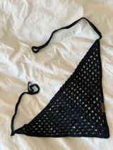 Pañuelo triangular de crochet color beige con tiras para atar.