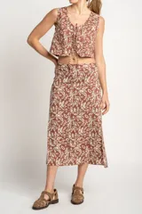 Falda midi de viscosa color marrón con estampado de hojas en color crema.