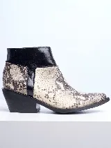Bota corta de cuero con estampado de piel de serpiente en tonos beige y marrón, con puntera en punta y caña de corte recto en cuero negro.
