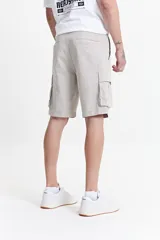 Bermuda cargo color marrón claro, con bolsillos laterales y traseros con solapa.