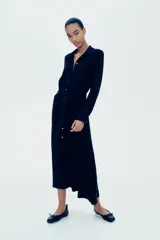 Vestido camisero midi negro de viscosa con cuello camisero, botonadura frontal, cinturón ancho extraíble para atar, mangas raglán largas con puños abotonados y sin forro.