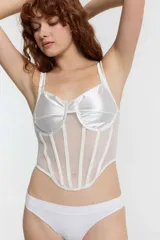 Corset blanco de satén con copas armadas y ballenas verticales.