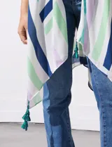 Kimono tejido con estampado de líneas en tonos pastel, mangas amplias estilo japonés y terminación con borlas.