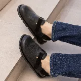 Zueco de cuero vacuno color negro, con suela de caucho, plantilla anatómica y tira con velcro en capellada y talón para mayor ajuste.