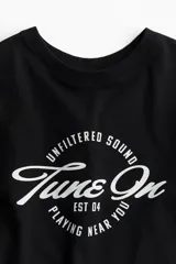 Remera corta negra de algodón con estampado frontal de texto en blanco.