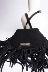 Bandolera marrón de gamuza con flecos largos y correa fina ajustable.