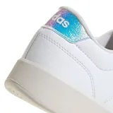 Championes Adidas Breaknet 3.0 de cuero sintético blanco con las tres tiras laterales en blanco brillante y detalle iridiscente en el talón.