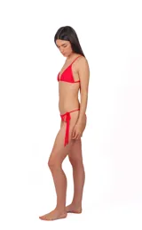 Conjunto de bikini rojo, compuesto por un corpiño triangular con tiras finas ajustables que se atan al cuello y a la espalda, y una bombacha de corte clásico con laterales regulables con tiras.