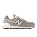 Championes urbanos New Balance modelo 574, color gris con detalles en blanco, confeccionados en gamuza y malla, con logo "N" característico en los laterales y entresuela ENCAP.