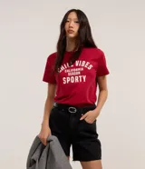 Remera baby look roja de algodón con estampa frontal con la frase "Chill Vibes California Season Sporty" en color blanco.