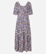 Vestido long midi de viscosa estampada con corazones y piñas, escote corazón, mangas cortas evasé, volado en el ruedo y botones delanteros.