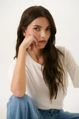 Remera celeste de corte recto y mangas cortas.