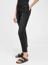 Pantalón de jean negro con tiro alto, corte slim y terminación desflecada.