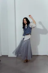 Pollera midi de tul gris con lentejuelas plateadas.