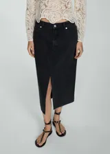 Falda midi de jean negro con abertura frontal, cierre de cremallera y botón, trabillas y cinco bolsillos.