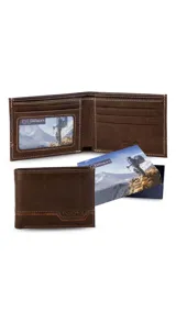 Billetera de cuero color marrón oscuro con costuras blancas contrastantes. Presenta un volante interior con visor transparente para identificación y múltiples ranuras para tarjetas. Incluye doble compartimento para billetes.