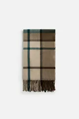 Bufanda rectangular con estampado a cuadros en tonos beige, marrón y verde. Terminaciones con flecos.