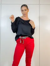 Blusa negra de viscosa con mangas largas y escote redondo.