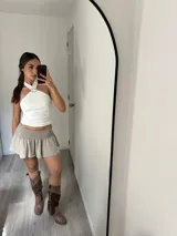 Minifalda color beige con cintura elastizada.