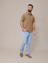 Pantalón de jean celeste elastizado, corte slim fit.