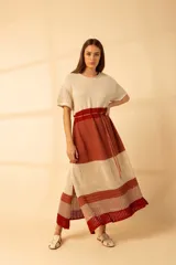 Vestido largo tejido a crochet con rayas horizontales en crudo, terracota y rojo.