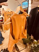 Chaleco de cuero color camel con doble botonadura y corte clásico.