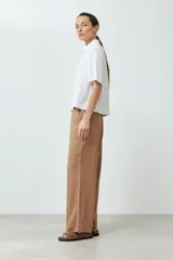 Blusa blanca de lino con cuello camisero y mangas cortas.