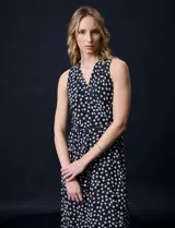 Vestido largo Donna Ricco de gasa color negro con estampado de lunares blancos, escote en V cruzado, sin mangas, cintura con lazo de ajuste y forro interno.