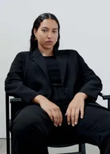 Blazer azul eléctrico con cuello de pico con solapa, cierre de dos botones en la parte delantera, manga larga con puños abotonados y dos bolsillos delanteros de ribete y solapa.