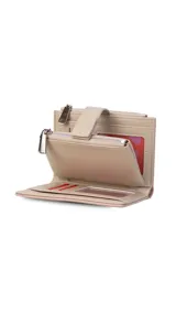 Billetera mediana de símil cuero color blanco hueso con detalles en rojo coral. Posee una presilla de cierre en la parte frontal y cierres de cremallera visibles en el borde superior.