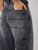Pantalón de jean gris oscuro con efecto lavado, corte amplio y tiro alto.