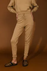Pantalón tipo jogger de color marrón, tejido en 100% algodón, con cinturilla elástica y bolsillos laterales.