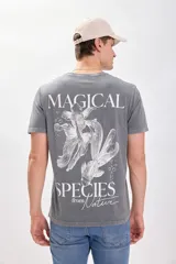 Remera gris de manga corta con estampa de dos peces koi y texto "Magical Species from Nature" en blanco.