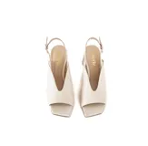 Sandalias de cuero color blanco hueso, con punta cuadrada, tacón bloque y tira trasera ajustable con hebilla dorada.