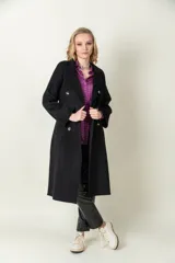 Tapado largo color camel, confeccionado en lana. Tiene doble botonadura, cuello con solapa y lazo para ajustar en la cintura.